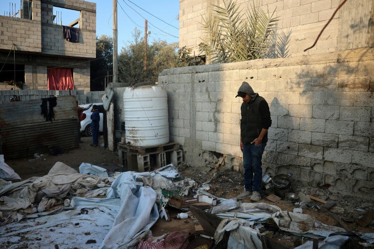Homem observa danos provocados por bombardeio israelense em 15 de novembro de 2024 em Deir el Balah, centro da Faixa de Gaza