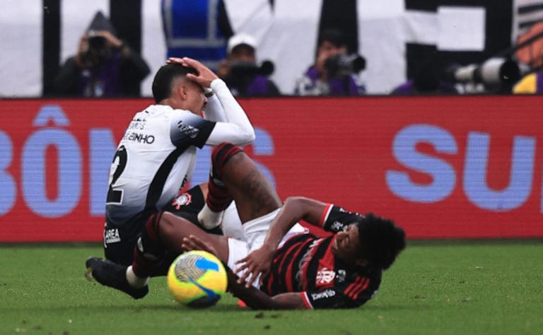 Bruno Henrique e Matheuzinho aps disputa de bola que rendeu expulso do atacante do Mengo  . Foto: Ettore Chiereguini/AGIF