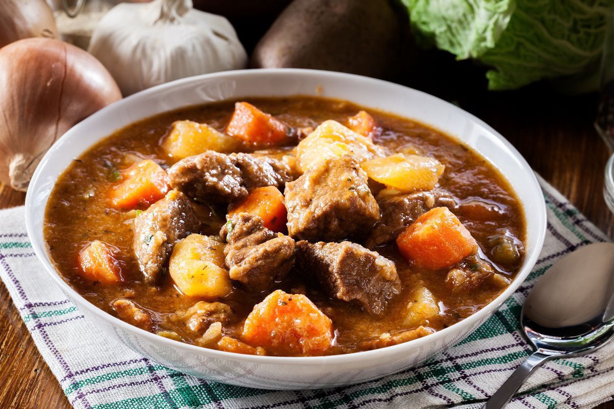 Deftiges Holzfäller Gulasch: Ein Gaumenschmaus der alten Küche