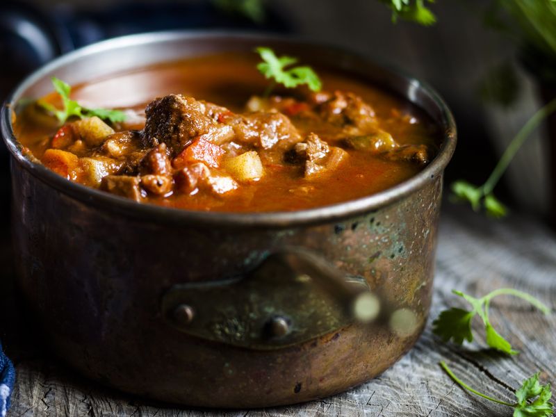 Rezept für Brauhaus-Gulasch: Zartes Fleisch, würzige Bier-Sauce – das ...