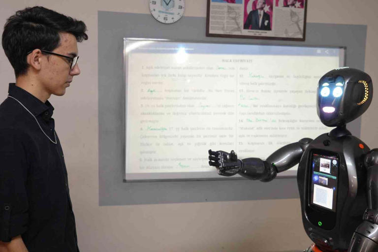 BALIKESİR'DE ÖĞRENCİLERİNİ ÜNİVERSİTE SINAVLARINA HAZIRLAYAN EĞİTİM KURUMU, YAPAY ZEKA ENTEGRE EDİLMİŞ İNSANIMSI İLK ROBOT İLE ÖĞRENCİLERİNE DERS VERMEYE BAŞLADI. 'ADA' İSMİNDEKİ ROBOT, DERSLERDE YARDIMCI ÖĞRETMENLİK GÖREVİ İLE ÖĞRENCİLERİN SORULARINA CEVAP VERİRKEN, ÖĞRENCİ VELİLERİNE DE ÇOCUKLARININ SINAV İSTATİSTİKLERİNİ ÇIKARTIP ANALİZ HALİNE GETİREREK BİR ÇEŞİT DANIŞMANLIK HİZMETİ VERİYOR.