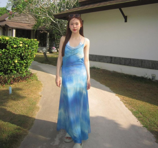 12 Gaya Santai Girly dengan Tank Top June Wanwimol yang Wajib Dicoba