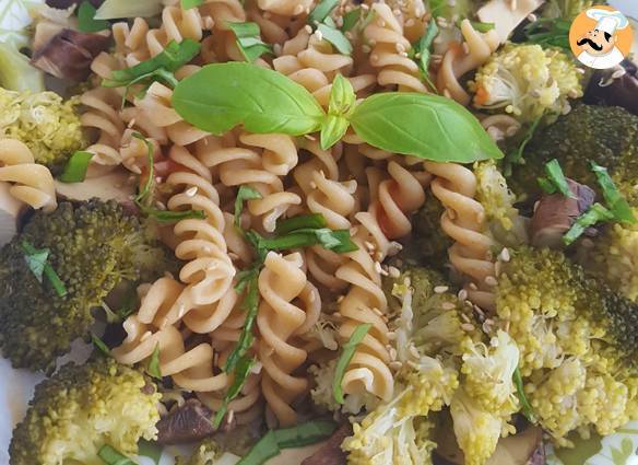 Pasta mit brokkoli, pilzen und basilikum