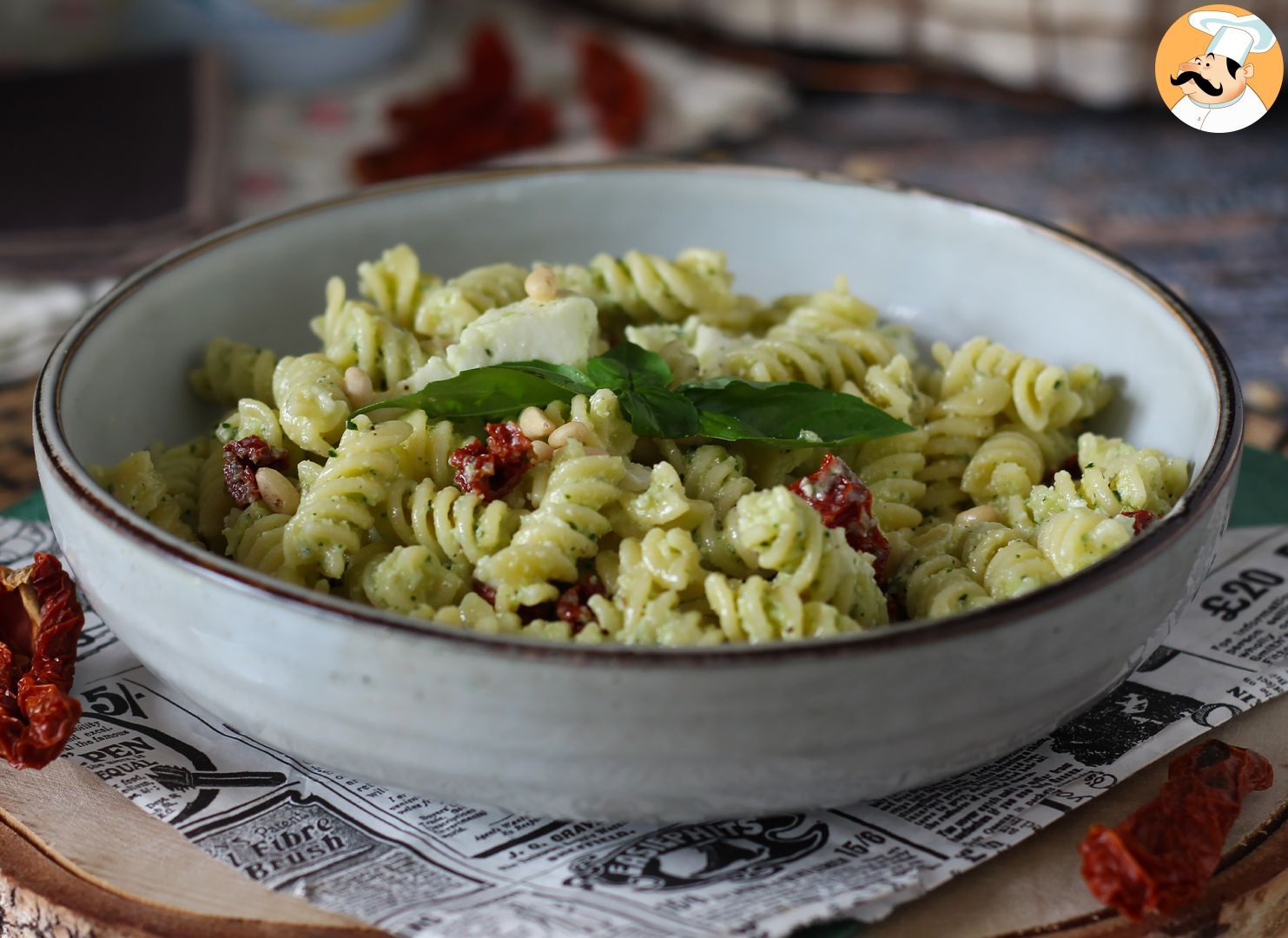 Kalte pasta mit zucchinipesto, büffelmozzarella und getrockneten tomaten