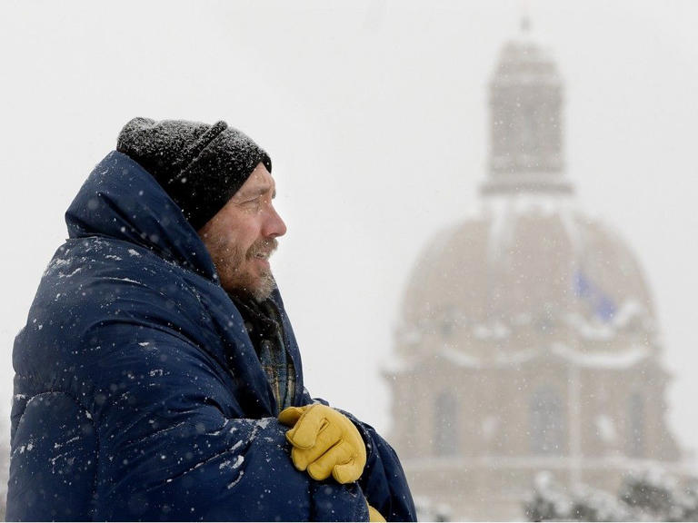 Edmonton housing coalition hosts wintry rally for more social housing