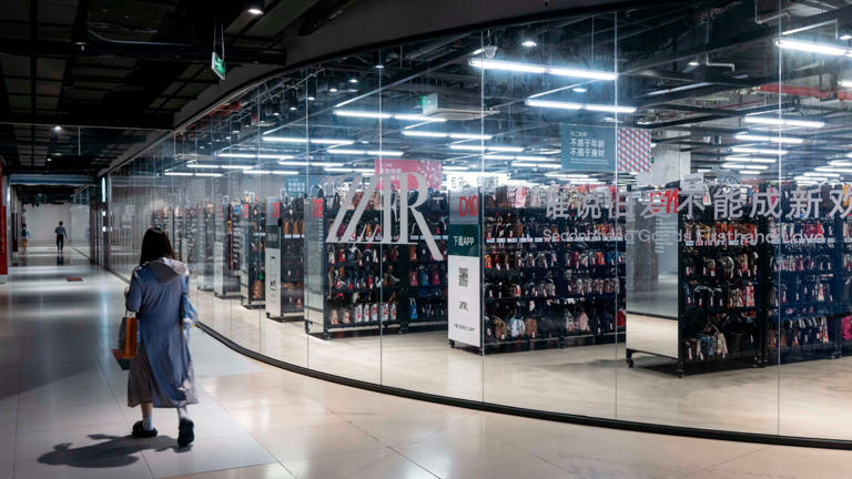 China's cash-strapped shoppers drawn to second-hand luxury items
