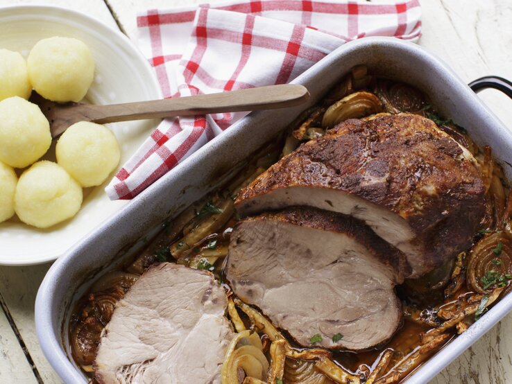 Schweinebraten in Dunkelbiersoße: Lecker mit Knödeln!