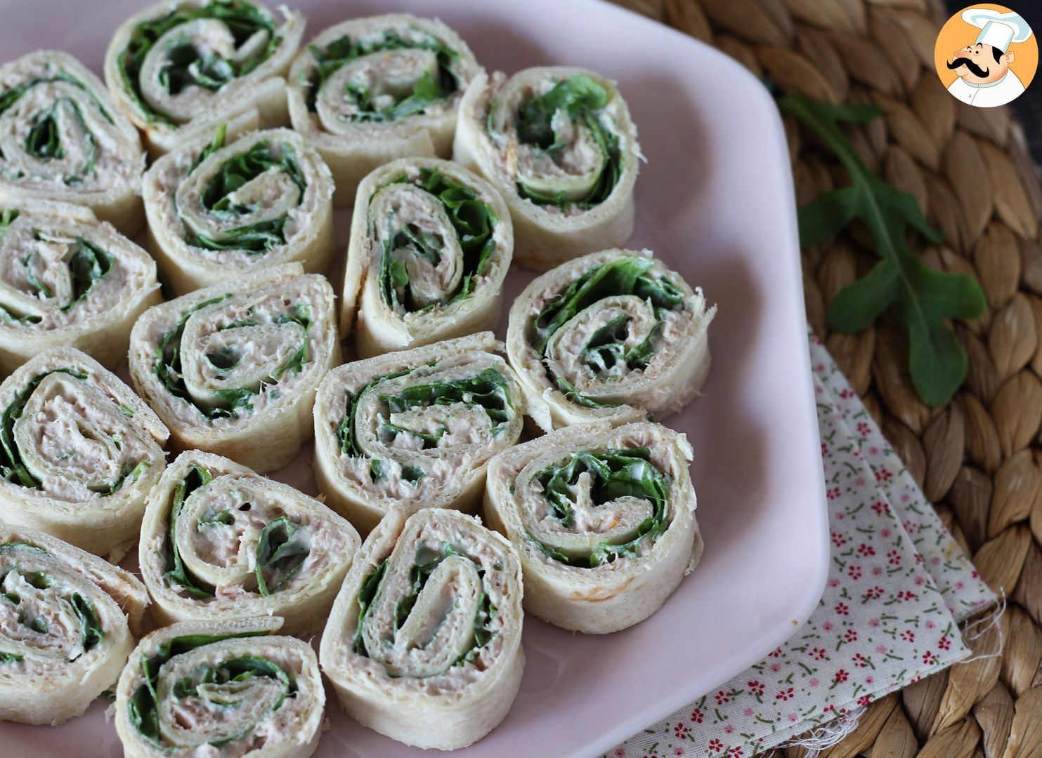 Aperitif-brötchen mit tortillas, thunfisch und frischkäse