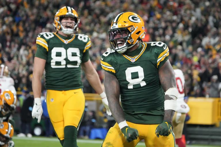 Josh Jacobs runs for 3 TDs as Packers roll past short-handed 49ers 38-10