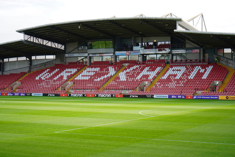 Phil Parkinson Hails Wrexham’s Unsung Heroes After Exeter City Win Amid Harsh Conditions