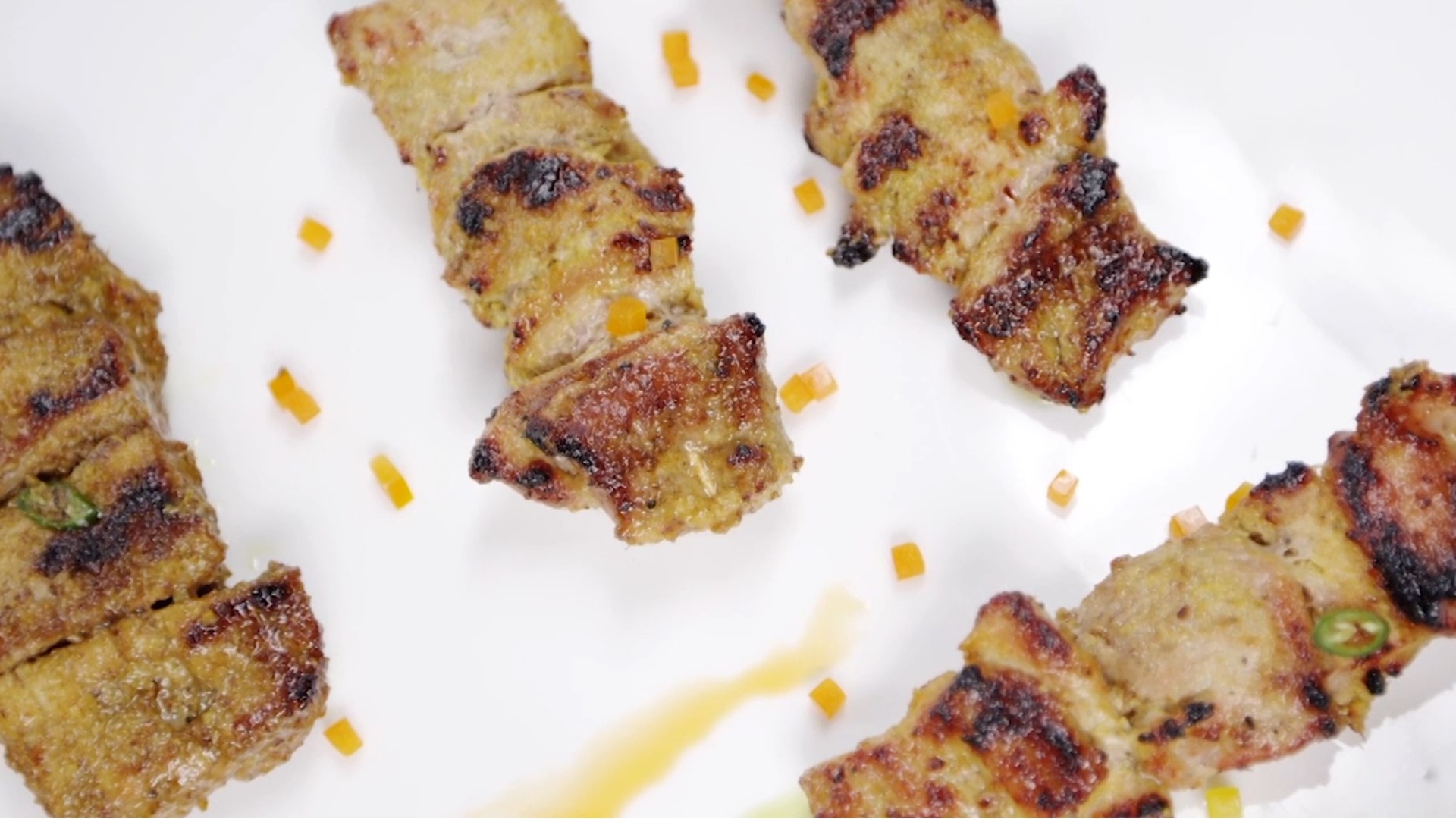 Köstliches Schweinefleisch-Satay, das ultimative thailändische Straßenessen
