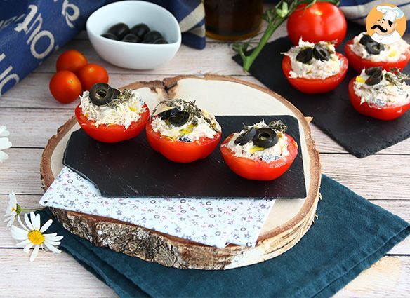 Tomaten gefüllt mit thunfisch, frischkäse und oliven