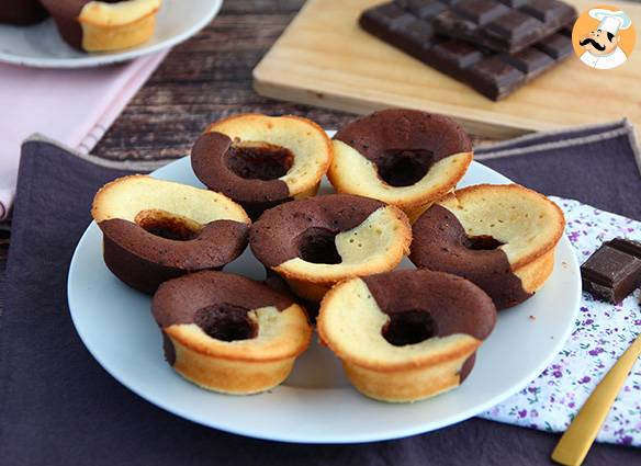 Schokoladen-vanille-kuchen mit doppeltem geschmack und schokoladenherz
