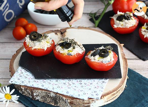 Tomaten gefüllt mit thunfisch, frischkäse und oliven