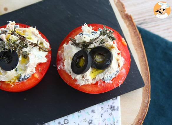 Tomaten gefüllt mit thunfisch, frischkäse und oliven