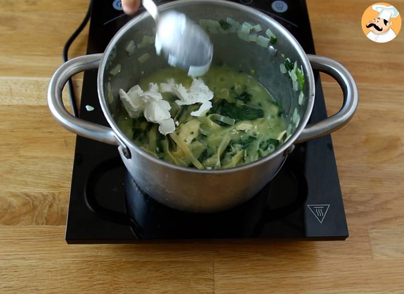 One pot pasta mit spinat, ziegenkäse und hühnchen