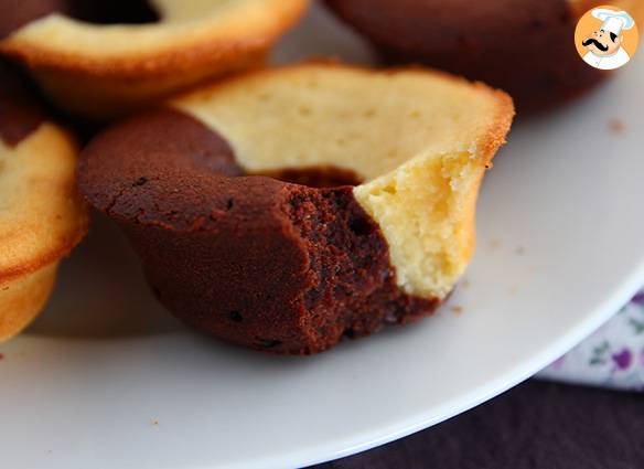 Schokoladen-vanille-kuchen mit doppeltem geschmack und schokoladenherz