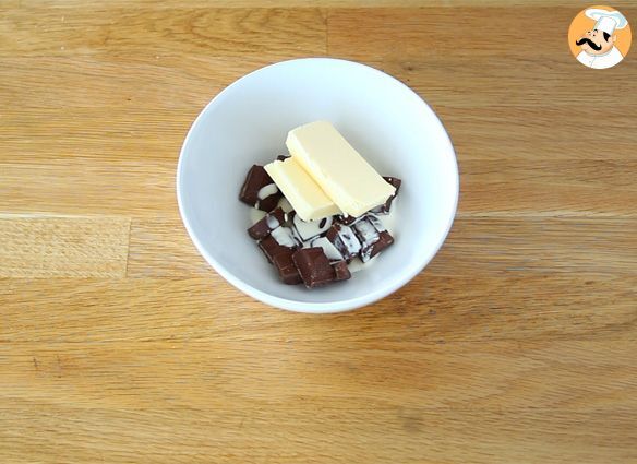 Schokoladen-vanille-kuchen mit doppeltem geschmack und schokoladenherz