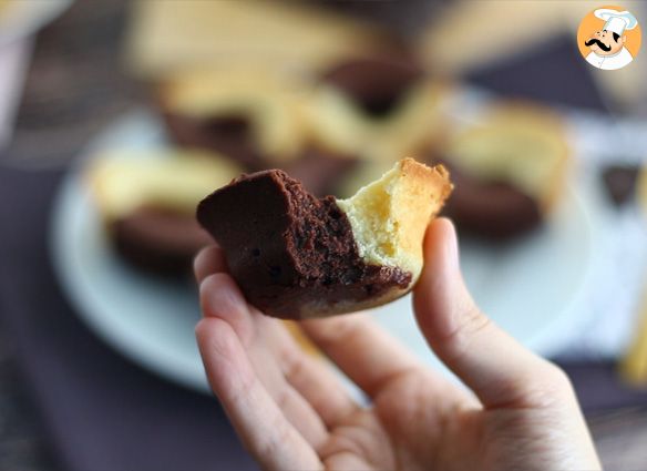 Schokoladen-vanille-kuchen mit doppeltem geschmack und schokoladenherz
