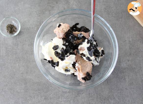 Tomaten gefüllt mit thunfisch, frischkäse und oliven