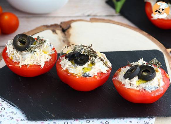 Tomaten gefüllt mit thunfisch, frischkäse und oliven