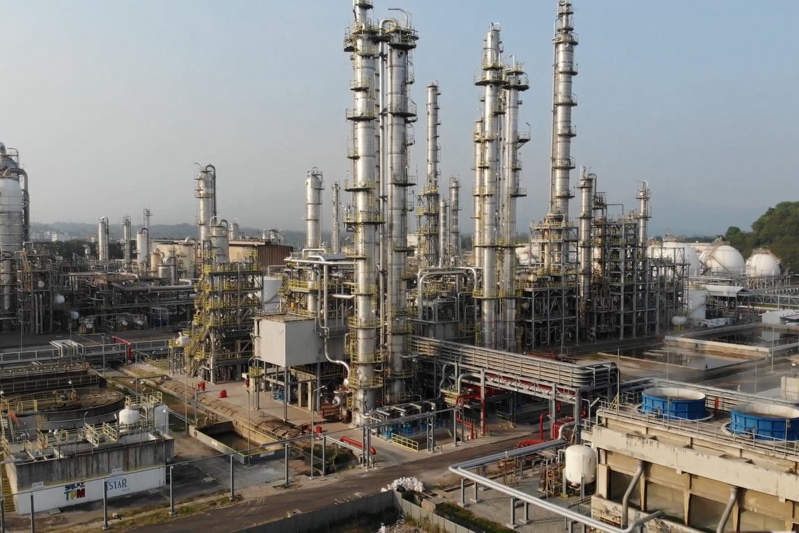 Geliat TPIA Cari Pinjaman Besar untuk Akuisisi Esso Singapura