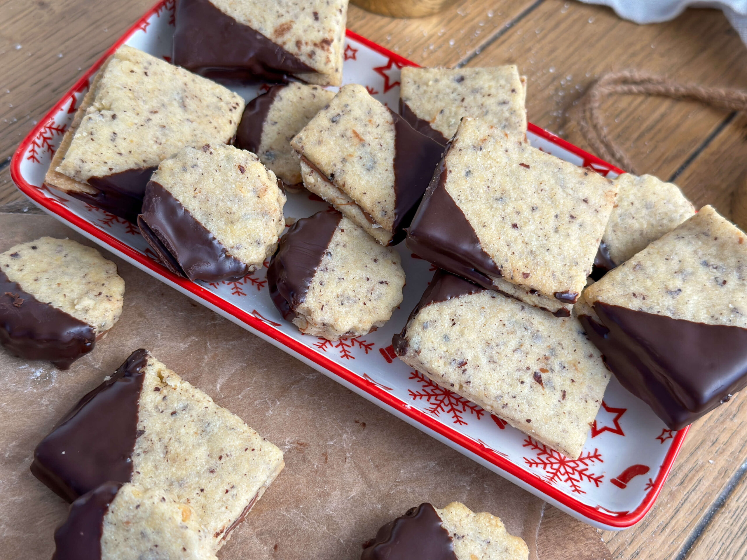Nougat-Karos - gefüllte Nougat-Plätzchen mit gerösteten Haselnüssen