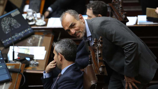 Martín Menem secretea con Lule Menem, espadas de la Rosada que trajina los pasillos de Diputados.