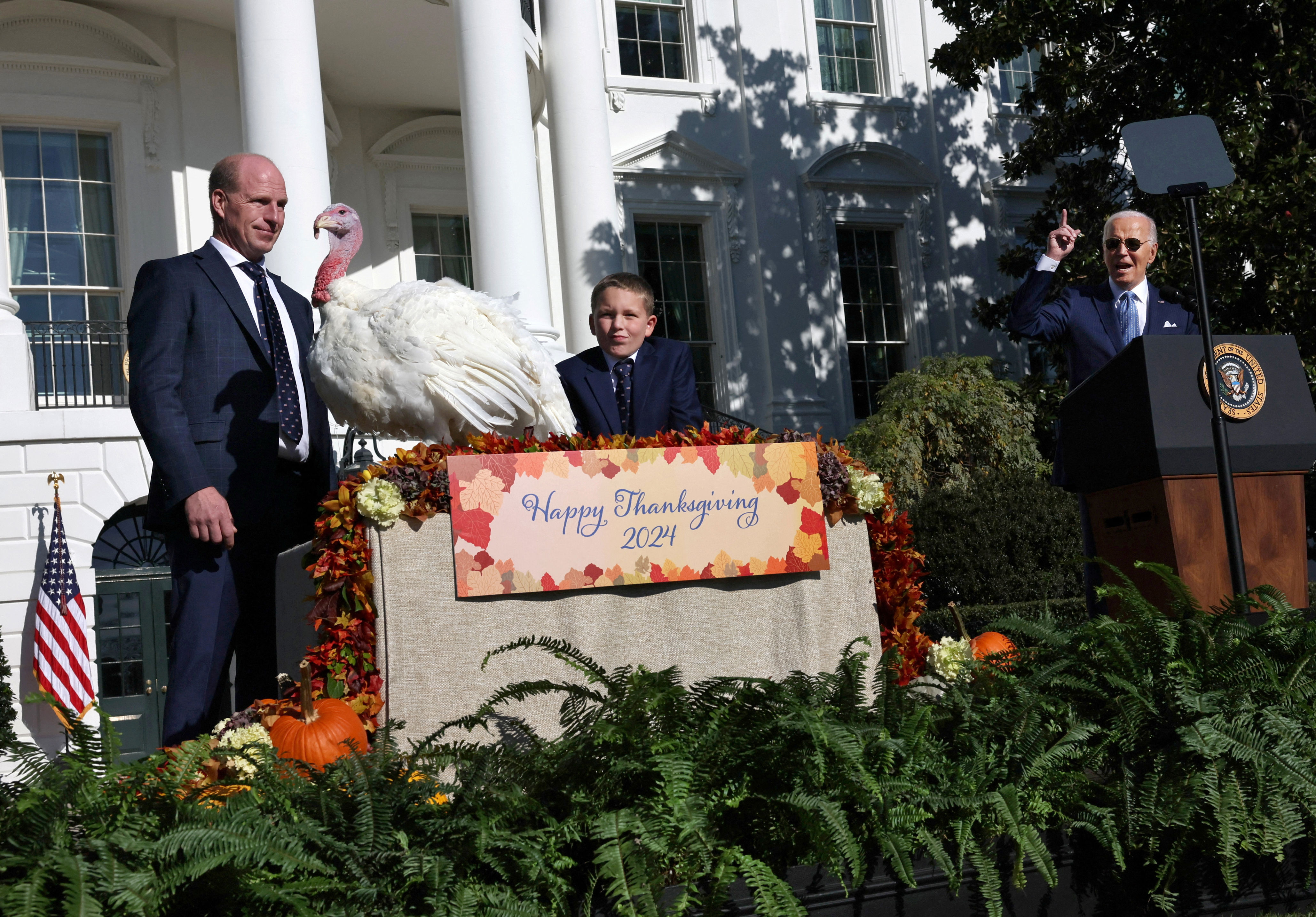 Biden Pardons Thanksgiving Turkeys Peach And Blossom