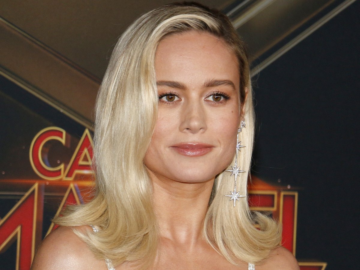 Brie Larson mit dunklem Pixie-Cut kaum zu erkennen