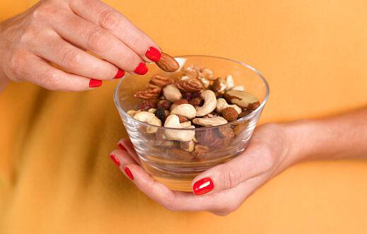 Consumir frutos secos como las almendras y las nueces, ayudan a mantener un buen funcionamiento del organismo