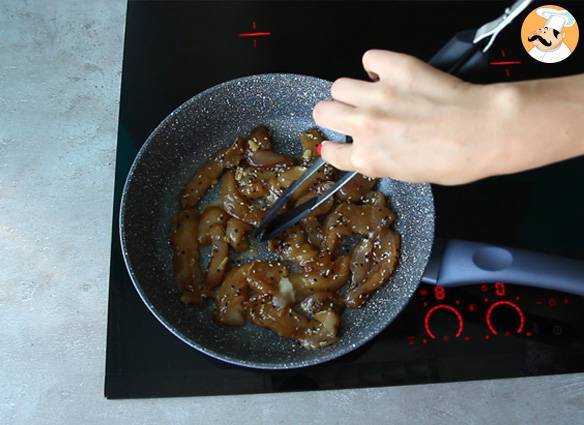 In sojasauce und honig mariniertes hähnchen