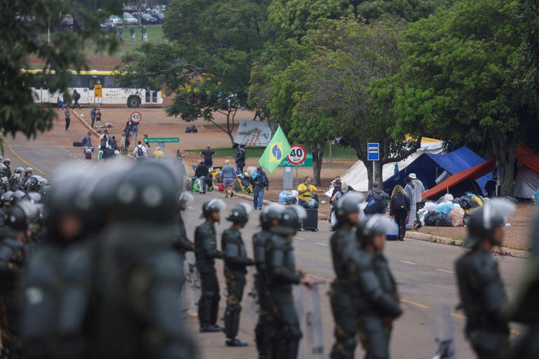 Acampamento bolsonarista em Brasília sendo desmontado após os ataques de 8 de janeiro; segundo o inquérito da PF, alguns investigados tinham interlocução direta com líderes das manifestações