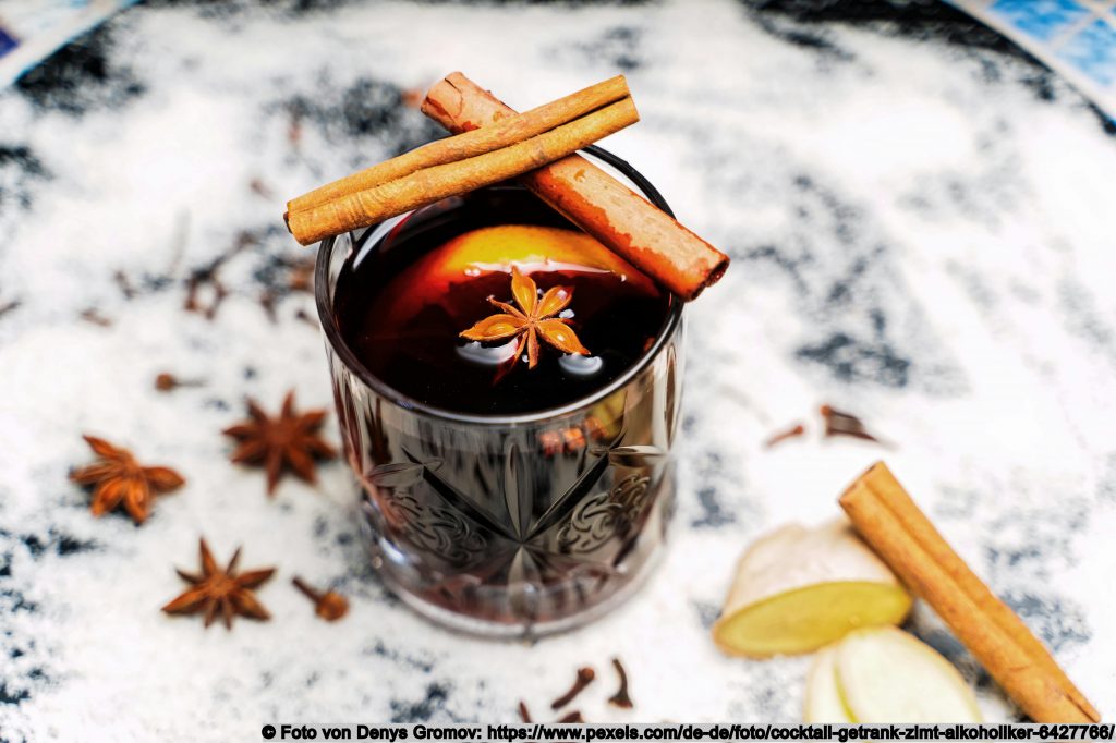 Würziger Winter-Glühwein mit Nelken, Orangen, Ingwer und Zimt