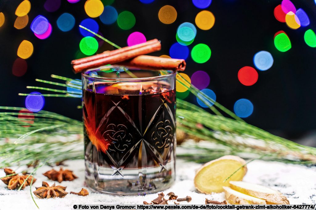 Würziger Winter-Glühwein mit Nelken, Orangen, Ingwer und Zimt
