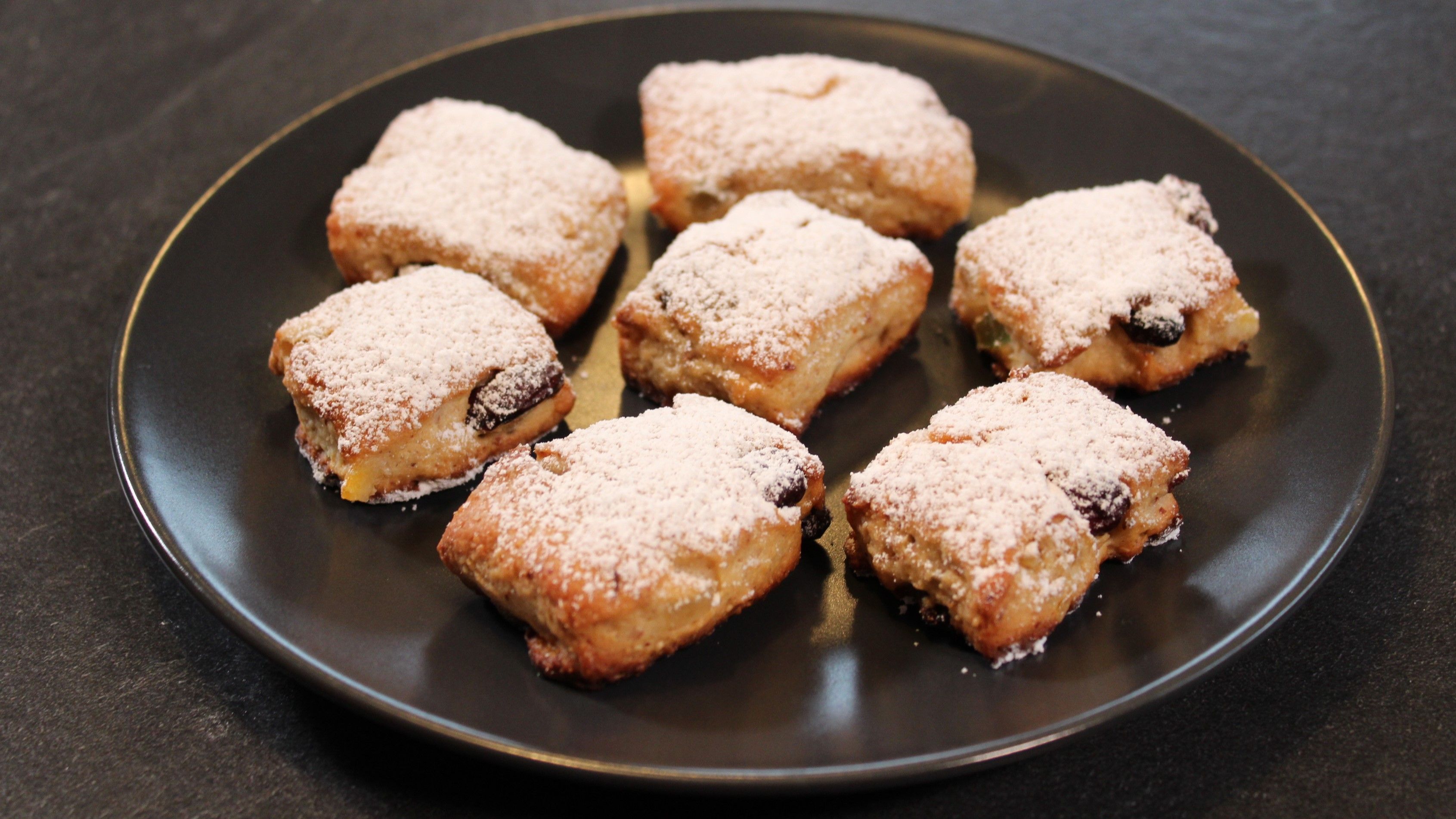 Stollenkonfekt: Kleine Christstollen mit einfachem Quarkteig