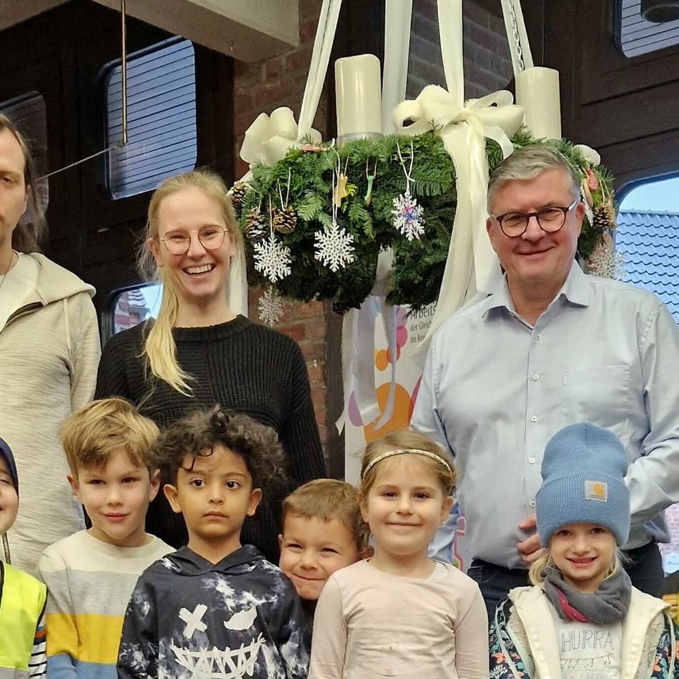 Kita-Kinder schmücken Adventskranz im Rathaus