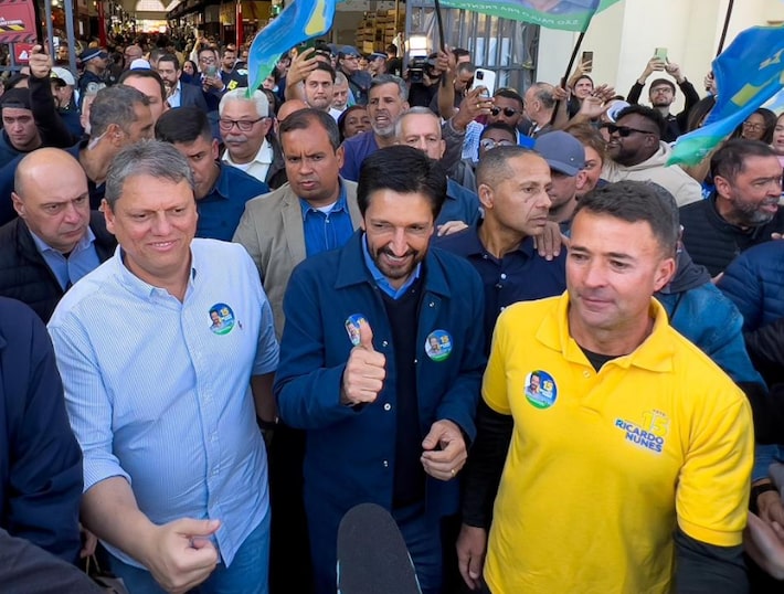O governador Tarcísio de Freitas durante evento da campanha de reeleição de Ricardo Nunes; o capitão Diogo Cangerana está atrás dos dois, no centro; à dir, o vice-prefeito eleito, coronel Mello Araújo Foto: Divulgação Campanha Ricardo Nunes