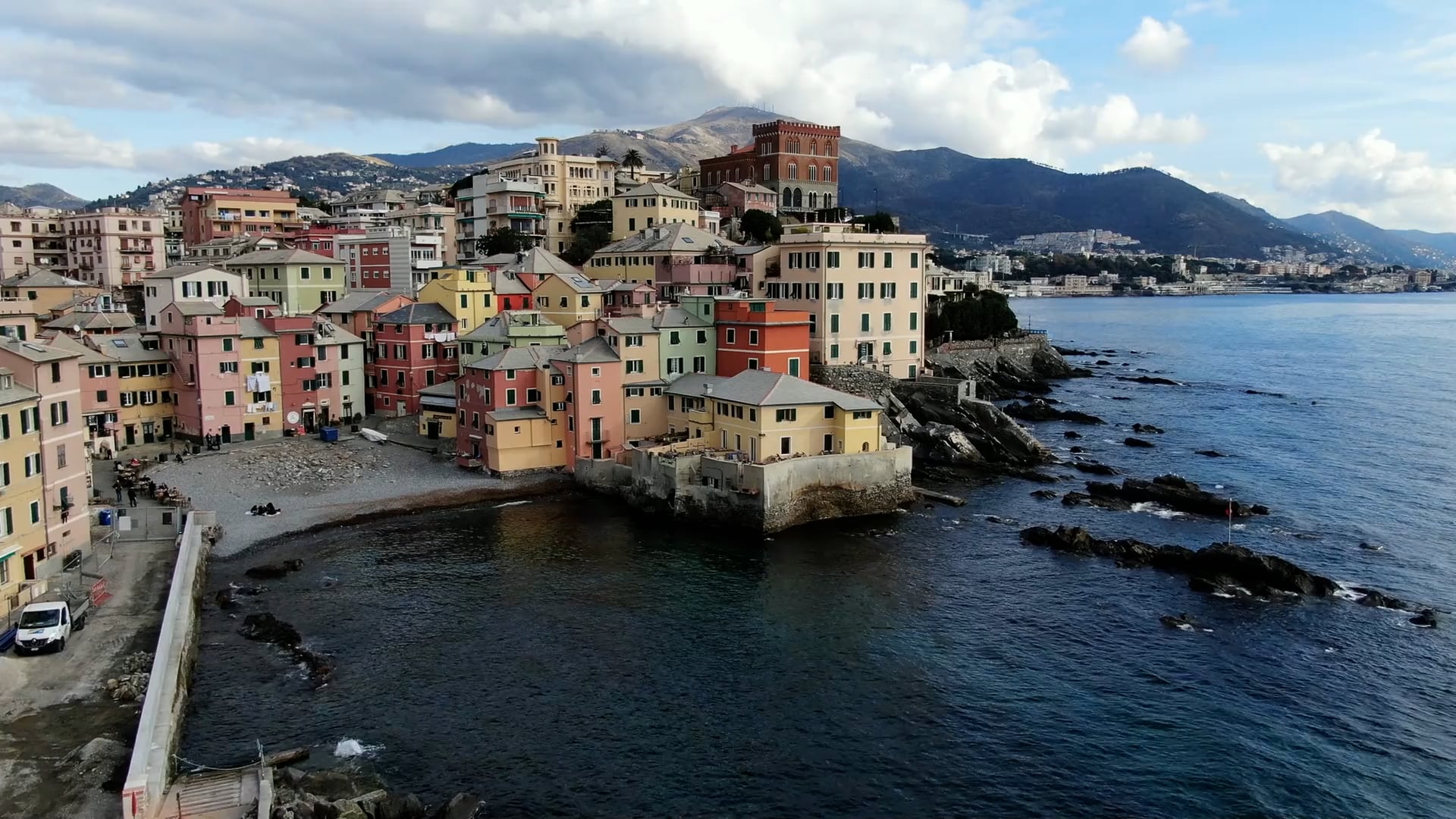 Über Genua schweben: Italienische Pracht aus der Vogelperspektive