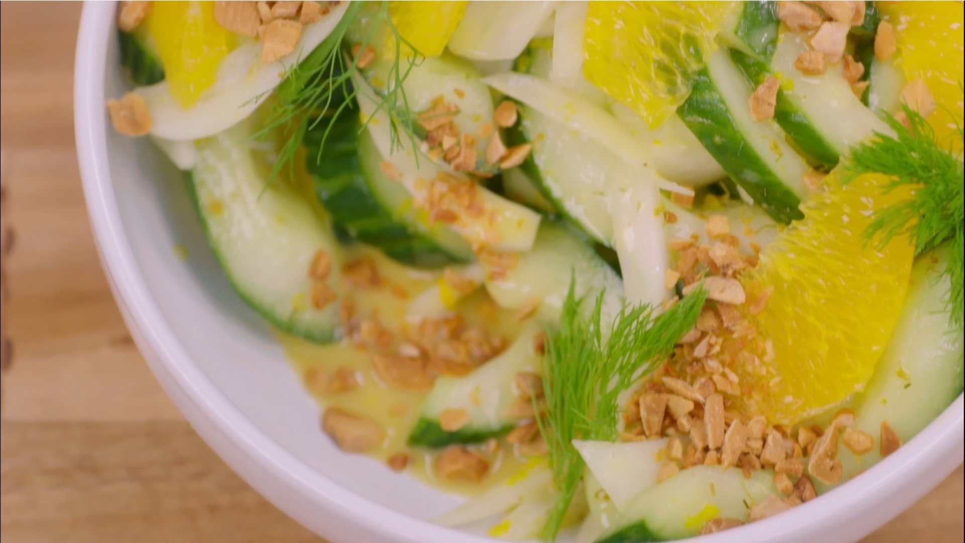 Gurken-Fenchel-Salat mit einem Hauch von Zitrusfrüchten