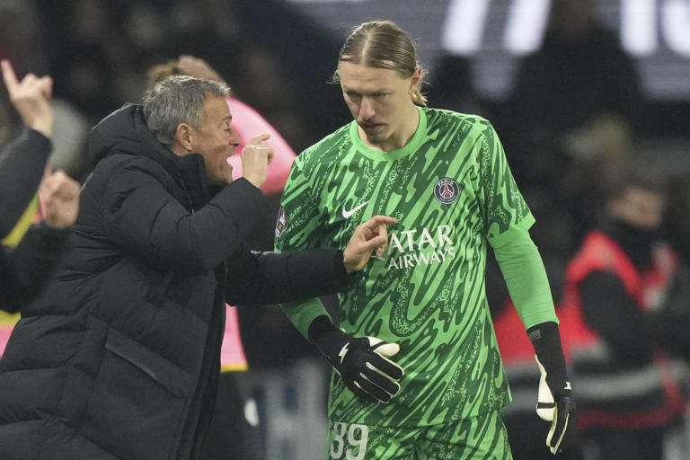 PSG's head coach Luis Enrique talks to goalkeeper Matvey Safonov during the French League One soccer match between Paris Saint-Germain and Toulouse at the Parc des Princes stadium in Paris, France, Sunday, Nov. 22, 2024. (AP Photo/Michel Euler)