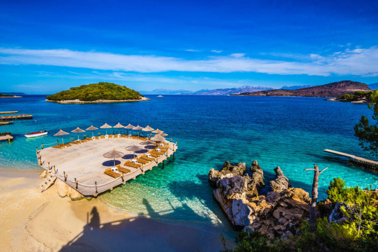 Praia vazia de Ksamil – Parque Nacional Butrint, Sarande, Sul da Albânia, Europa