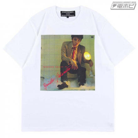 坂本龍一の作品群をフィーチャーしたTシャツ、トートバッグ