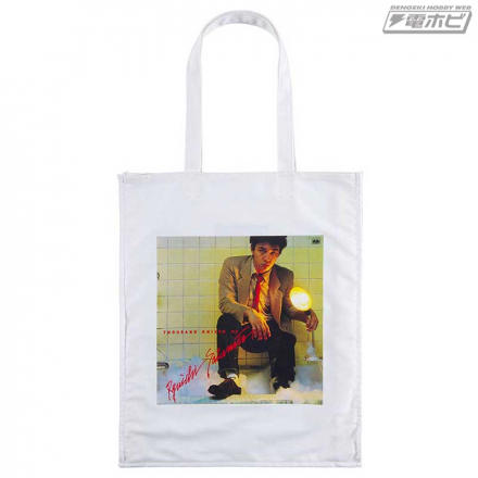 坂本龍一の作品群をフィーチャーしたTシャツ、トートバッグ