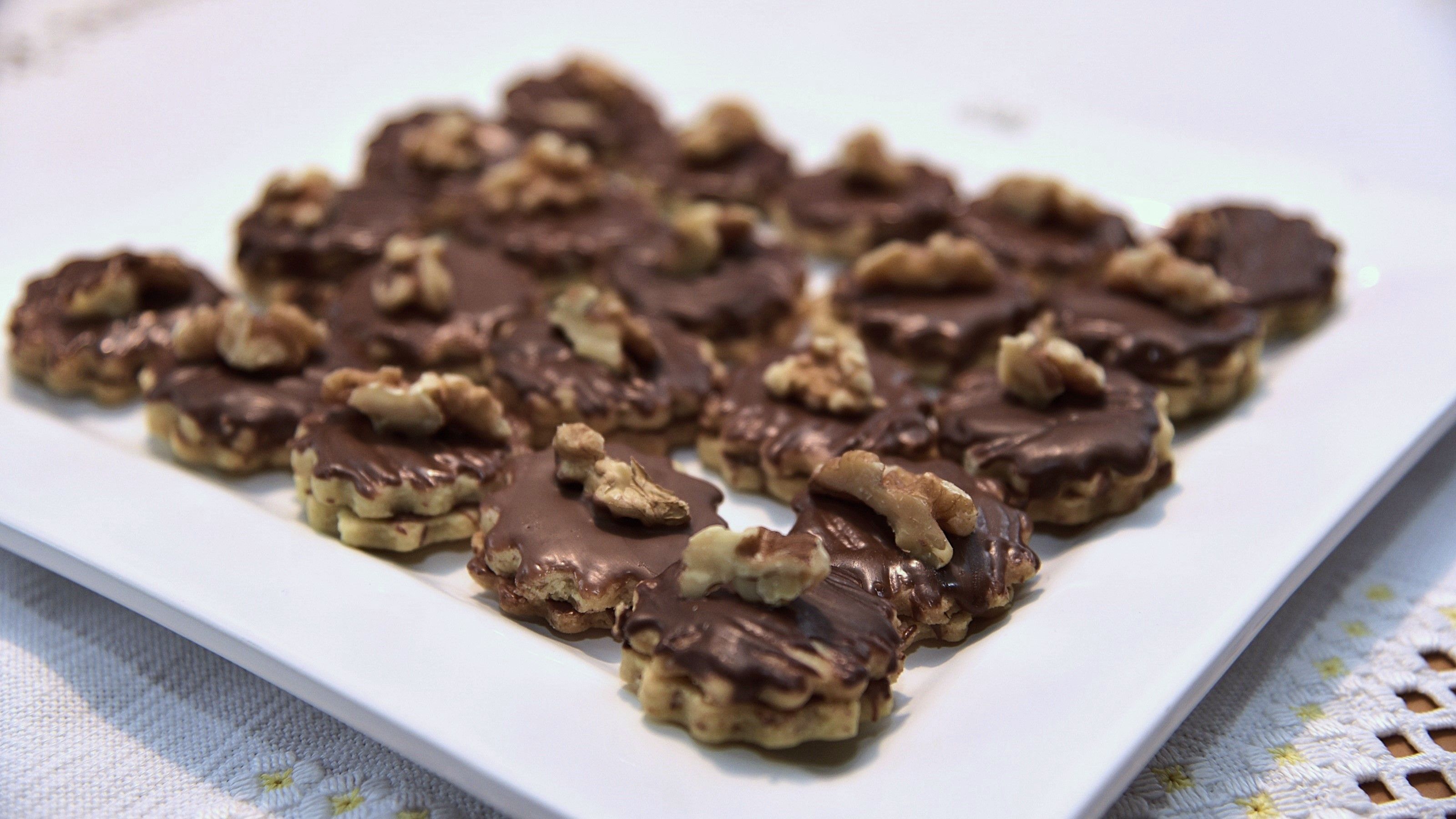 Der Leckerl-Kalender: Anni Regner aus Tiefenbach backt Nougat-Mandel ...