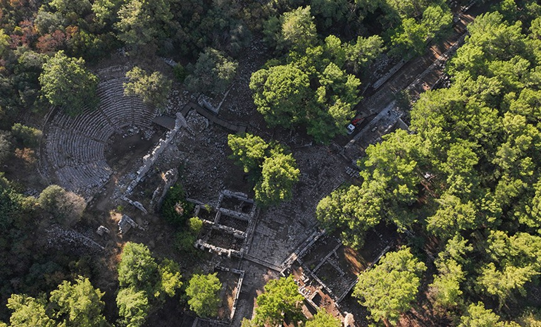 Στην αρχαία πόλη Φασηλίς, την τελευταία πόλη της Λυκίας, στα σύνορα με την Παμφυλία, στην παραθαλάσσια περιοχή Κεμέρ, στην Αττάλεια, έκπληξη προκάλεσε η διαπίστωση ότι, τα αγαλματίδια έχουν προέλευση από την Κύπρο και την Αίγυπτο. Φωτογραφία: ΑΑ