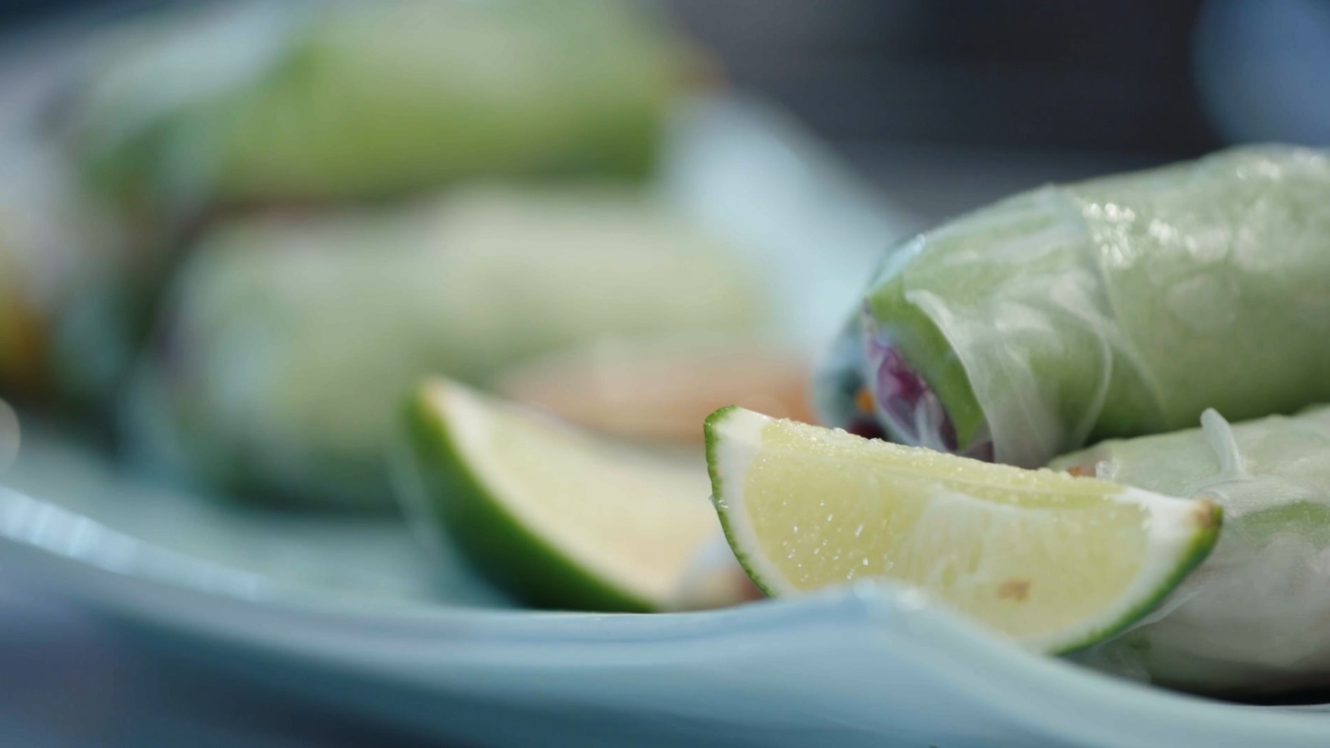 Regenbogen-Salatrollen mit Erdnuss-Sauce Rezept