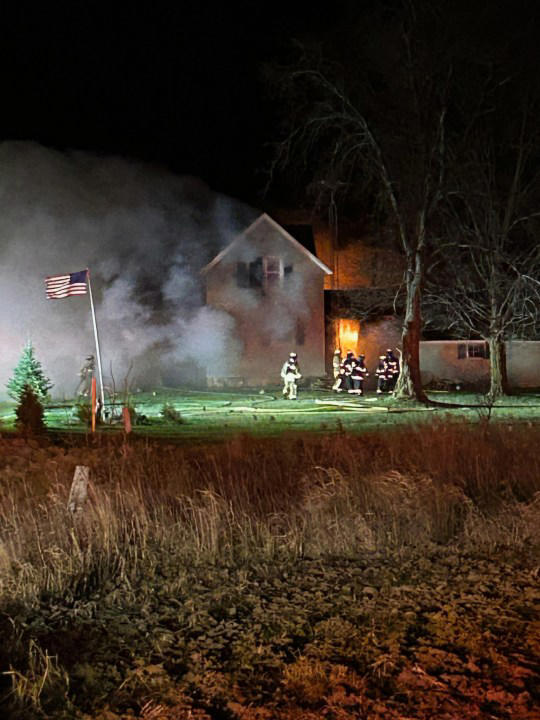 Man rescued from roof, cat dies during Thanksgiving house fire in Chilton