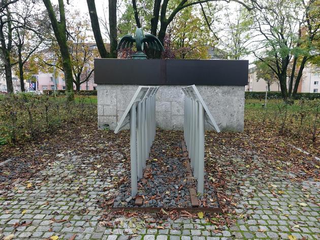 Rätsel um verhülltes Kriegsdenkmal in München: Künstler verweist auf ...