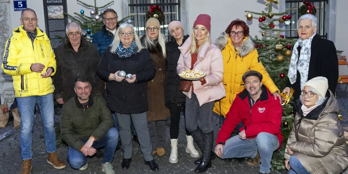 Weihnachtlicher Glanz vor dem Spittaler Rathaus